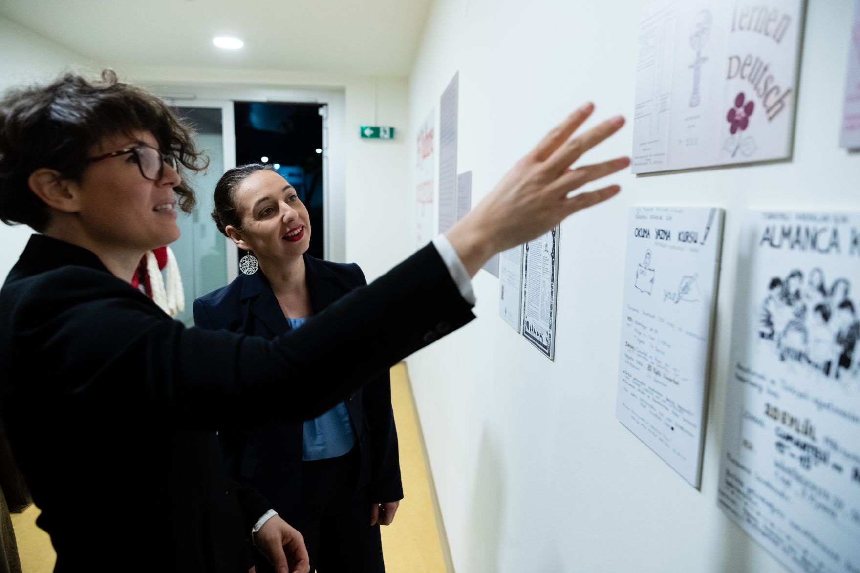 Am 7. November 2019 er&ouml;ffnete Bundesministerin Ines Stilling (r.) anl&auml;sslich des 35-j&auml;nrigen Bestehens des Bildungs-, Beratungs- und Therapiezentrums f&uuml;r Immigrantinnen in Wien die Ausstellung &bdquo;Lernen Sie Geschichte kennen&ldquo;.